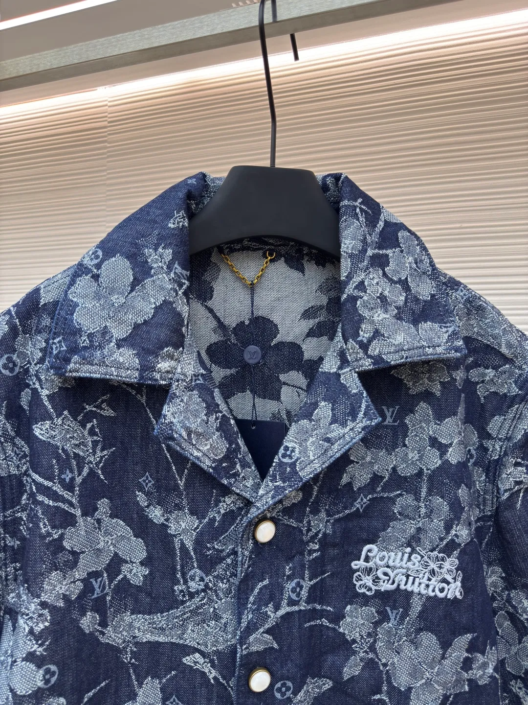 LOUIS VUITTON floral embroidered letter short-sleeved shirt ●Authentic product: Purchased and developed for 9499 ●Item number: 1680178-B40 ●Fabric: denim fabric ●Technology: jacquard production ●Version: fitted version ●Weight: about 770 grams ●Size: S-M-L-XL ●Description: Made of customized cotton jacquard denim fabric, 100% cotton imported yarn, decorated with floral and surf pattern designs throughout, Monogram pattern is depicted on it, the jacquard is integrated with the fabric, and the placket is molded with customized pearlescent buttons with LV letter logo, truly 1:1 copy. The overall wiring is straight and delicate, the fabric is comfortable and soft, and the color is consistent without color difference. It can be matched with the same style to create a fashionable look and control various occasions. Customized accessories, complete with three standards, same style for men and women!